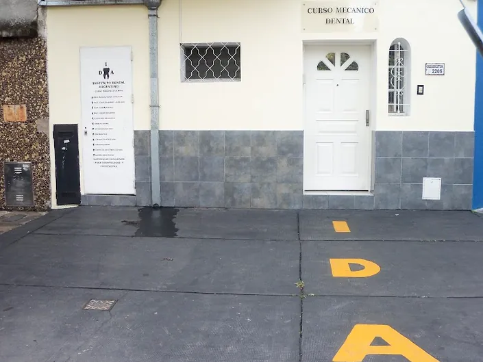 INSTITUTO DENTAL ARGENTINO